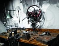 © SPORTaktiv / Christoph Heigl / Auf dieser Werkbank fertigte August Bremicker die ersten ABUS-Produkte. Schau genau: Das Logo im Eingangsbereich besteht aus 6500 roten Schlössern, in Summe 2,5 Tonnen schwer ... Abus: Sicherheit und Tradition seit 1924