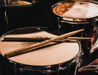 © Fotograf / Matthijs Smit / Unsplash.com / Wayne Rooney schwört auf Schlagzeug spielen – die Hobbys der Fußballstars sind durchaus ausgefallen. Fußballstars und ihre Hobbys: So vertreiben sich Messi und Co. ihre Zeit