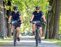 © SPORTaktiv / Thomas Polzer / Bikepolizei im Park: Johanna Paar und Andreas Marousek. Dein Freund und Biker - Pedale, Pistole, Pfefferspray: ein Tag mit der Fahrradpolizei
