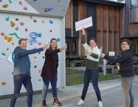 © Hersteller / VAUDE / Große Freude bei VAUDE über den New Work Award - v. l.: Antje von Dewitz (Geschäftsführerin), Miriam Schilling (Leiterin Personal & Organisation), Anna Muckenthaler (Personalmanagerin) und Kerstin Törpe (Personalmanagerin). Vertrauen & Selbstwirksamkeit: VAUDE erhält den New Work Award 2020