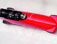 © Fotograf / GEPA Pictures / Mit weit mehr als 100 Stundenkilometern lenkt Pilot Benjamin Maier seinen Bob durch den Eiskanal am Königssee. Wir gegen die Stars