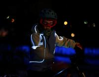 "DRAUSSEN HALO" LED Jacke: Die Innovation für maximale Sichtbarkeit und Sicherheit unserer Kinder im Straßenverkehr