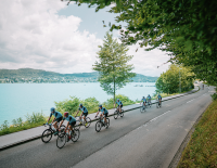 © Tourismusregion / Wörthersee Tourismus / Hofmann / Auf der Wörthersee-Runde; das auf den See abgestimmte Outfit findet man auf https://velo.woerthersee.com/collection/. Legendär bis einzigartig: Rennradfahren & Gravelbiken und um Wörthersee, Faaker See und Ossiacher See (Ktn.)