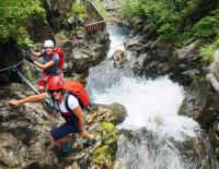 Klettern unmittelbar am Wildbach: durch die Klamm