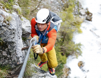 Schritt für Schritt: Wie du dich sinnvoll an schwere Klettersteige herantastest