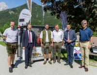 © Fotograf / Energie AG / Pröll / Bei der Gondelübergabe von Vincent Kriechmayr (vl): Vorstandsdirektor Stefan Stallinger, Landeshauptmann Thomas Stelzer, Vincent Kriechmayr, Hannes Trinkl, Landesrat Markus Achleitner, Generaldirektor Werner Steinecker Ski-Ass Vincent Kriechmayr verlängert bei Energie AG - Eigene Gondel in Hinterstoder übergeben