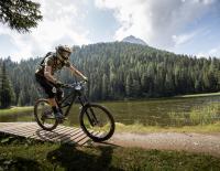 © Fotograf / Bike Projects / D. Schultheiß / Beim 3Länder Enduro Race wechseln sich landschaftliche und fahrtechnische Highlights ständig ab. Über 450 Starter:innen bei der TrailTrophy 3Länder Enduro Race 2021 am Reschenpass