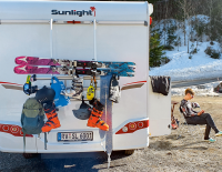 © SPORTaktiv / Christoph Heigl / Nach der Skitour nach Hause hetzen? Nicht mit uns. Mensch und Material genießen die Sonne. Campen im Winter: Mit Ruhepuls und Vollausstattung