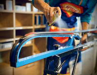 © Hersteller / HWK Skiwax / Flüssigwachse werden einfach aufgesprüht. Wer es professioneller angehen möchte, muss etwas mehr Aufwand einplanen. Keine Angst vorm Selberwachsen: Wie man Langlaufskier in Schuss hält