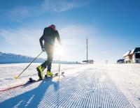 © Fotograf / Region Villach Tourismus / Stabentheiner / Pistentour auf der Gerlitzen Alpe in Kärnten. Wenn Gäste auf Touren kommen: Das Skitourengehen gewinnt auch im Urlaub an Bedeutung