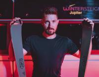 © Fotograf / Jürgen Feichter / Der achtmalige Gesamtweltcupsieger Marcel Hirscher setzt mit seiner Marke Van Deer beim Ski-Finish auf den Wintersteiger Serviceautomaten Jupiter. Marcel Hirscher wird Partner von Wintersteiger