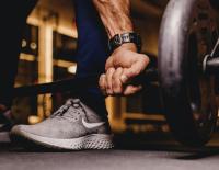 © Fotograf / Jonathan Borba / Unsplash / Um langfristig die Sport-Motivation zu erhalten, bedarf es konkreter Ziele. Mann hebt Langhantel