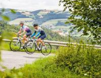 © Fotograf / Wiener Alpen / Martin Fülöp / Geheimtipp für ambitionierte Rennrad-Fahrer: die Bucklige Welt, das „Land der 1000 Hügel“. Top 20 Rennrad-Regionen 2022