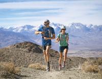 Mit Stock und Pack: Welches Equipment benötigen Trailrunner?