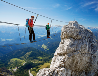 © Fotograf / Herbert Raffalt – www.raffalt.com / Seilbrücken sind lässige Elemente, etwa die am Koppenkarstein- Klettersteig – festgehalten von Bergführer und Fotokünstler Herbert Raffalt (www.raffalt.com). Herausforderung Klettersteig: So gelingt der Einstieg in den Aufstieg
