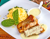 © iStock / lsvvsl Gesunder Rezepttipp: Gebratener Seelachs mit Kartoffelpüree, Gurkensalat und Zitronensauce