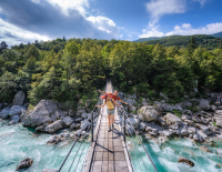 © Fotograf / Jošt Gantar / Der Soča-Trail führt vom Ursprung der Soča entlang des smaragdgrünen Flusses durch den Nationalpark Triglav bis nach Bovec. Top 20 Traumtouren 2022