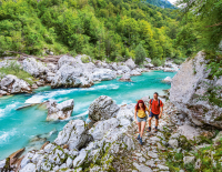 © Tourismusregion / Tourismus Sočatal / Jost Gantar / So grün! Gemeint ist hier nicht (nur) die Natur, sondern der Fluss Soča. Die Wanderung an dem slowenischen Flussjuwel hat etliche „magische Momente“. ür Tage in der Natur, die in Erinnerung bleiben: So findet man man seine Traumtour