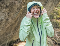 Nimm's leicht, wenn's regnet: Alles über kompakte Regenjacken zum Wandern