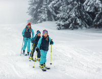 © Hersteller / DYNAFIT / Michael Müller (michaelmuellerfotografie.com) / Dank der DYNAFIT Youngstar-Kollektion können Eltern und Kinder gemeinsam auf Skitouren gehen. DYNAFIT Youngstar – das erste Skitouren-System speziell für Kinder und Jugendliche
