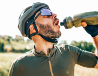 © Fotograf / Getty Images So läuft es flüssig: Tipps zur optimalen Flüssigkeitsversorgung beim Sport