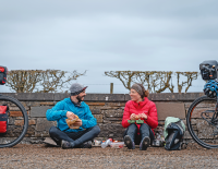 © Fotograf / saddlestories.at / Wie der Name Saddle Stories suggeriert, reisen Angelika und Reinhard viel mit dem Rad. Sie haben aber auch schon wandernd allerhand Winkel entdeckt – ihr Ideen-Buch für 2023 ist ebenfalls schon prall gefüllt.. Saddle Stories: Wie 2 Bike-Begeisterte vom Sattel aus die Welt entdecken