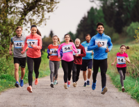 © iStock / Halfpoint Sportliche Familie: Laufen mit den Kindern