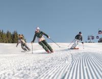 © Fotograf / Saalbacher Bergbahnen / Christoph Johann / Blauer Himmel & angenehme Temperaturen locken im Frühling auch nach Saalbach. Top 20 Sonnenskilauf-Regionen 2023