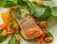 Gesunder Rezepttipp: Ofenlachsforelle mit mariniertem Antipasti-­Gemüse und Tomatensalsa