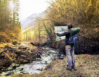 © iStock / francescoch / Quo Vadis? Um am Berg oder in der Natur sicher von A nach B zu gelangen, helfen Karten – blind darauf vertrauen sollte man aber dennoch nicht. Was man zur Orientierung und Navigation draußen in der Natur wissen sollte
