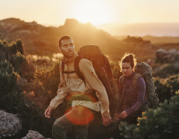 Gegen Wind und Wetter: Eine schützende Jacke ist das Bekleidungs-A & O beim Bergsport