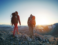 © iStock / molchanovdmitry / GUTES GEFÜHL. Wer beim Bergabenteuer gut vorbereitet ist, kann selbiges auch viel freier genießen. 7 Schritte für die Sicherheit: Worauf es für sichere Wandertouren ankommt