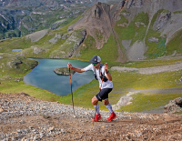 Für Weiterläufer: Je länger die Trails, desto wichtiger werden Jacken, Stöcke und Stirnlampen