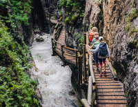 © Tourismusregion / Pyhrn-Priel Tourismus GmbH / Sarah Kreutzhuber / Die Dr. Vogelgesang-Klamm in der Region Pyhrn-Priel weiß Groß und Klein zu fesseln. Top 20 Familienwandertouren im Herbst 2023