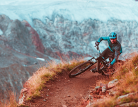 Abfahrtsklasse: E-Enduros machen einfach Spaß – bergab UND bergauf