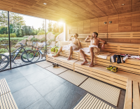 © Fotograf / makeART OG / So lässt es sich leben. Klar, das Bild ist zugespitzt. Raderlaubnis am Zimmer trotz Garage, ist aber nicht selten in Bike-Unterkünften. Welcome @home! Was moderne Bike-Hotels ihren Gästen so alles zu bieten haben