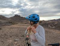 Helmfrisur: 5 Hairstyles fürs Klettern, Ski- und Radfahren