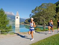 Feines Läufer-Triple: Reschenseelauf, Terra Raetica Trails & Resia Rosolina Relay am Reschensee