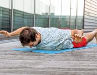 Streck dich: 6 Übungen gegen Nacken- und Schulterprobleme