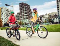 Endlich allein ­unterwegs: Wissenswertes rund um Fahrradprüfung und Verkehrssicherheit für Kids