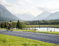 © © Zugspitz Region GmbH / Julian Rohn / Die mächtigen Gipfel im Blick: So gravelt es sich rund um die Zugspitze. Top 20 Gravelbike-Touren 2024
