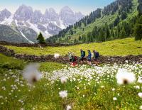 © Fotograf / Vaude / Attenberger / Raus aus der Winterpause. Die ersten anstehenden Frühlingstouren sind ein guter Zeitpunkt um sich über sein Material Gedanken zu machen: Über die Pflege, bei Bedarf Reparatur oder eine Neuanschaffung. Um gut durch die Saison zu kommen. Aufbruch in die Wandersaison: Worauf es beim Materialcheck vor der ersten Tour zu achten gilt