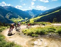© Fotograf / Region Saalbach-Hinterglemm / Maria Knoll / Wer die Trails gut wählt, kann auch mit der ganzen Familie losziehen. Greenhorns, aufgepasst: Tipps und Tricks für Einsteiger zum Abfahren auf Trails