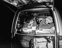 © Fotograf / Klaus Dell’Orto / Voll im Moment! Babsi und Jacopo genießen ihre gemeinsame Leidenschaft Vanlife in ihrem Bus: die Nähe zur Natur, die Ruhe, die Erlebnisse und die Freiheit, dadurch ihrer anderen großen Leidenschaft Klettern nachzugehen. Vanlife pur – Freiheit pur: Die Kletterer Babsi Zangerl und Jacopo Larcher über die Freiheit im Van