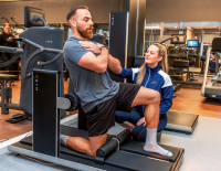 Fit mit Injoy: Mit diesen 6 Übungen bleiben die Knie für Sport und Alltag gesund