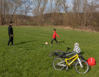 Here we GO! Das woom GO 4-Kinderrad und der woom READY-Kinderhelm im SPORTaktiv-Test