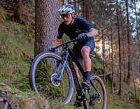 Racers Edge: Was Cross-Country-, ­Marathon- und Down­country-Bikes ausmacht