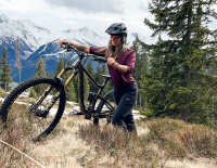 SPORTaktiv Ambassador Nina testet die Drop-A-Gogo II-Vario Sattelstütze von CONTEC