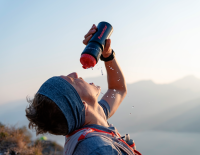 Trink-Taktik: Wann Flüssigkeit und wann zudem Kohlenhydrate im Sport gefragt sind