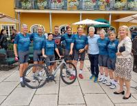 Skikaiser Franz Klammer und sein prominentes Gefolge erradelten 50.000 Euro für den guten Zweck